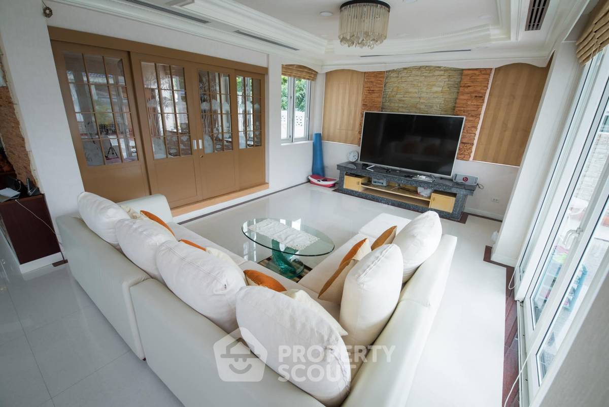 picture Pet-Friendly 5-Bed House For Sale Near ARL Ramkhamhaeng, Hua Mak (ID 1995530) - 10/21