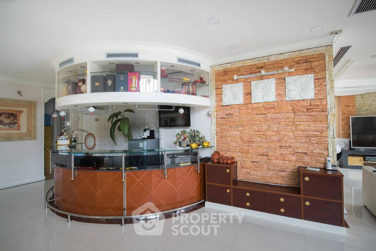 picture Pet-Friendly 5-Bed House For Sale Near ARL Ramkhamhaeng, Hua Mak (ID 1995530) - 12/21