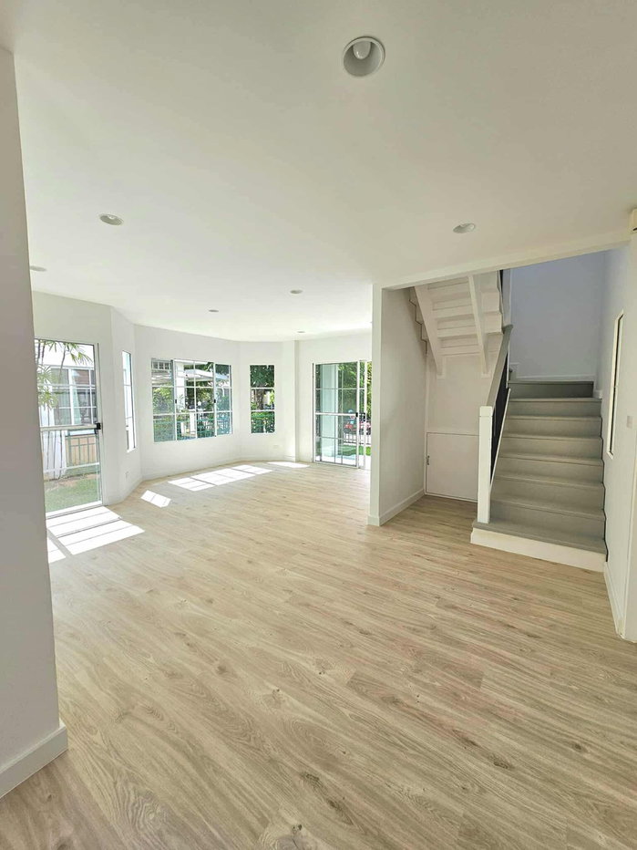 picture House for SALE ! Close to downtown - near to Supermarkets, Fresh Market, University and etc - 7/15