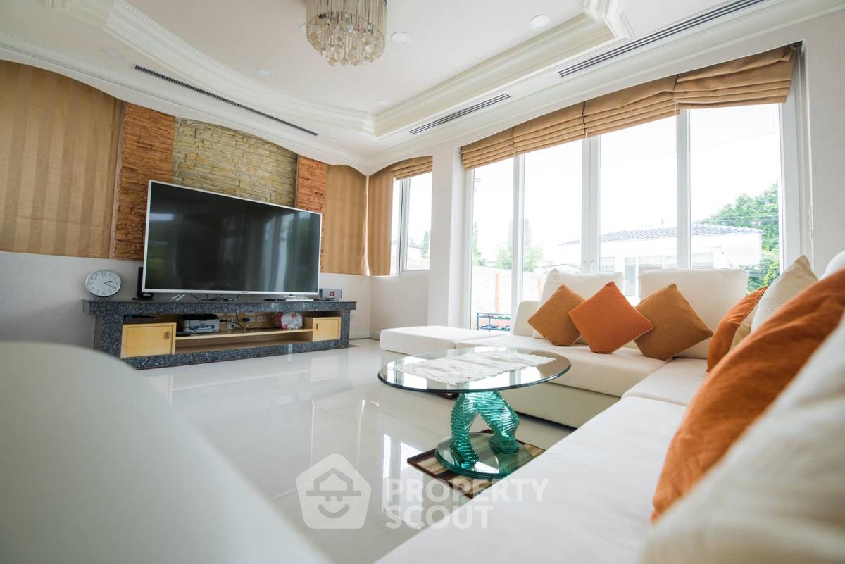 picture Pet-Friendly 5-Bed House For Sale Near ARL Ramkhamhaeng, Hua Mak (ID 1995530) - 11/21