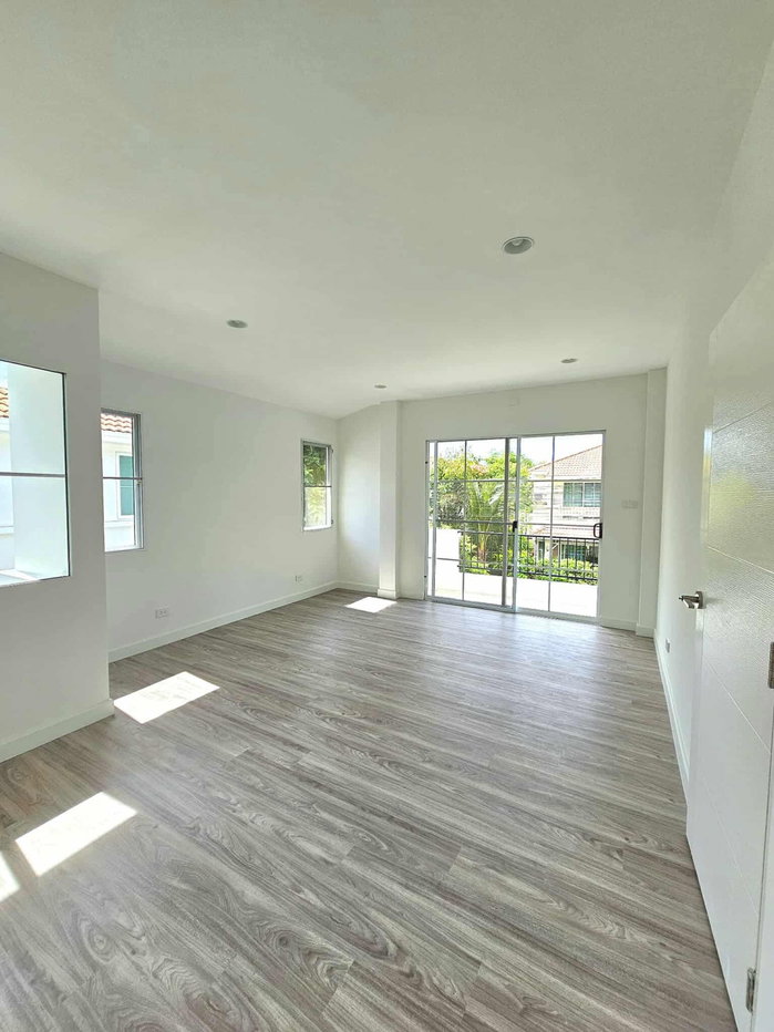 picture House for SALE ! Close to downtown - near to Supermarkets, Fresh Market, University and etc - 12/15