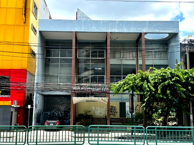 สำนักงาน ถนนเพชรบุรี (ตัดใหม่) กรุงเทพฯ : ขายที่ดินพร้อมอาคาร เนื้อที่ 151 ตารางวา ติดถนนเพชรบุรีตัดใหม่ ห้วยขวาง กรุงเทพฯ