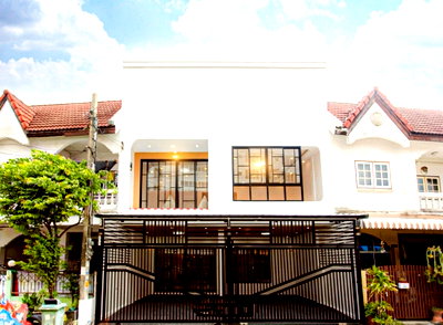 ทาวน์โฮม ลาดพร้าว 93 : S297 ✨ ขายด่วน ทาวน์เฮ้าส์ 2 ชั้น รีโนเวทใหม่เอี่ยม !หมู่บ้านประชากรไทย ซอย 6 – ลาดพร้าว 93 เหลือเพียง 4.99 ล้าน เท่านั้น!