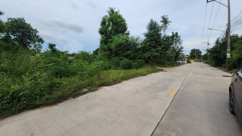ที่ดินใกล้เลียบทางรถไฟพะทยา ซอยสุขสมบูรณ์ ใกล้คาเฟ่กระต่ายและสำนักปฏิบัติธรรม