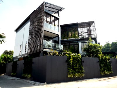 บ้านเดี่ยว ถนนสุขุมวิท : P0117 ขายบ้านหรู 3 ชั้น พร้อมสระว่ายน้ำ ใจกลางสุขุมวิท 71 | พื้นที่ใช้สอย 900 ตร.ม.