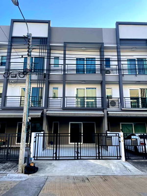 Townhouses for sale Bangkok : P0121 3 - Storey Townhome Fully Renovated in Chalermprakiat Rama 9