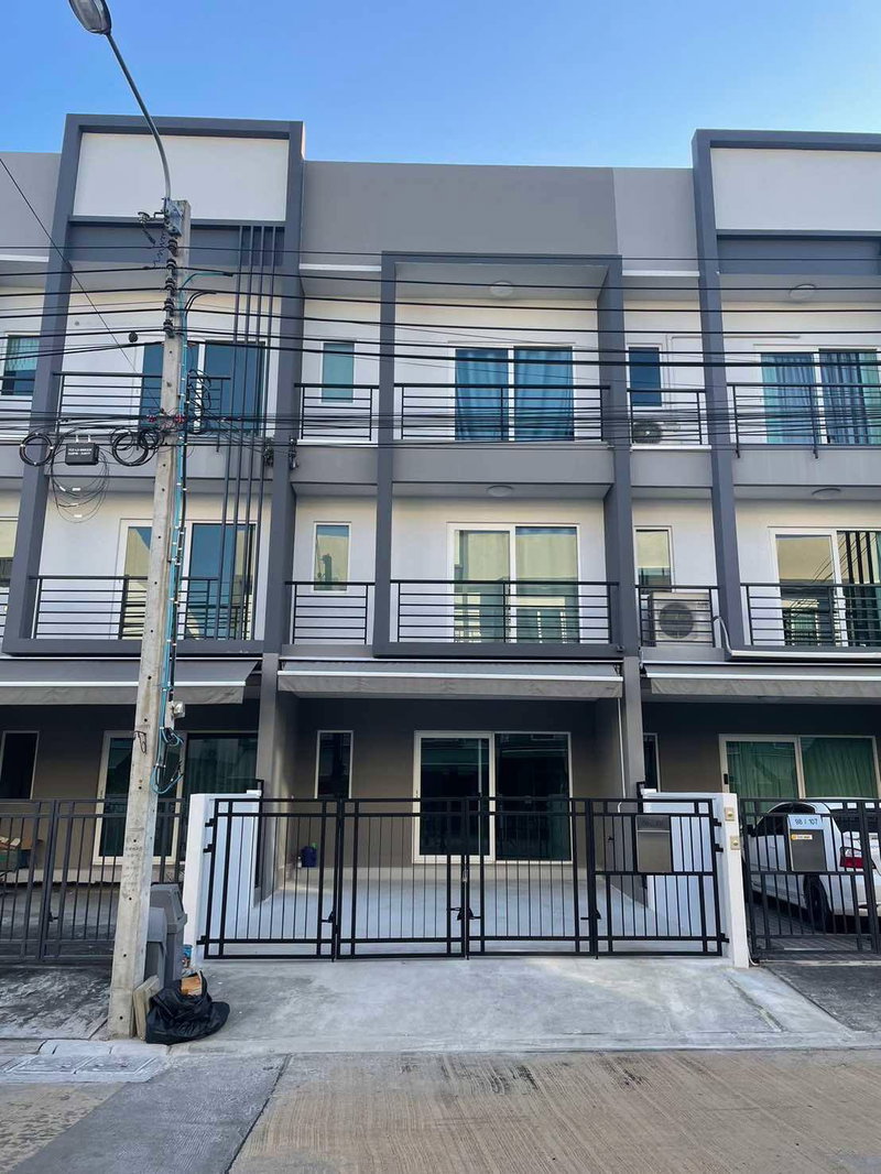 ขายทาวน์โฮม : P0121 ขายทาวน์โฮม 3 ชั้น ทำเลพรีเมียม ราคาดีที่สุดในโซนเฉลิมพระเกียรติ ร.9
