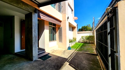 เช่าบ้านเดี่ยว ถนนเพชรบุรี กรุงเทพฯ : ให้เช่าบ้านเดี่ยว  4 ห้องนอน, ใกล้สถานี BTS พร้อมพงษ์ 
