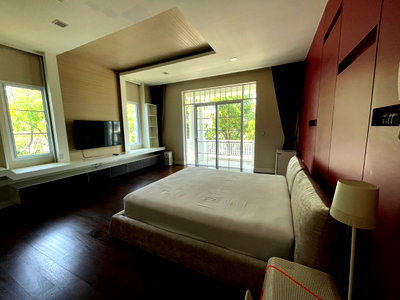 เช่าบ้านเดี่ยว มาร์เก็ต วิลเลจ สุวรรณภูมิ : ให้เช่าบ้านเดี่ยว  4 ห้องนอน ที่ หมู่บ้าน นาราสิริ บางนา, ห่างจากห้างเมกะ บางนา 2 กม.