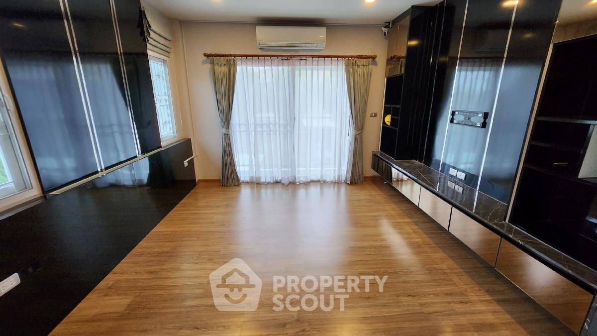 picture Pet-Friendly 4-BR House 250 Sqm For Sale Near MRT Phasi Charoen (ID 1541549) - 9/14