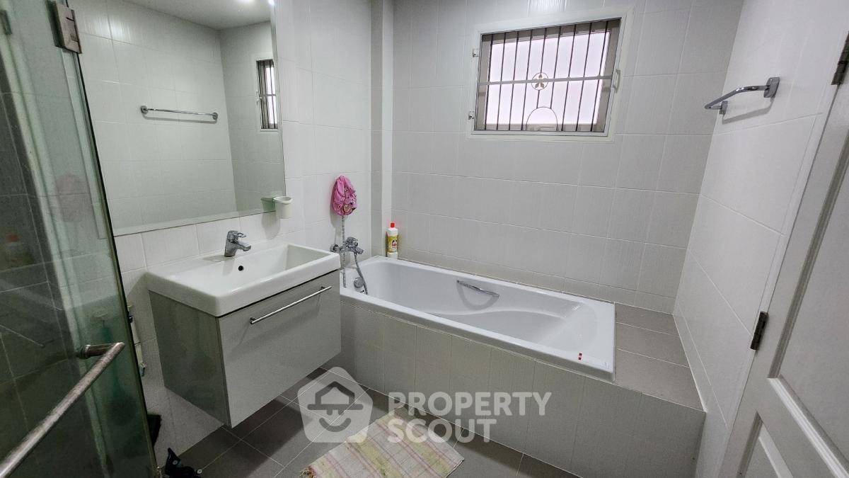 picture Pet-Friendly 4-BR House 250 Sqm For Sale Near MRT Phasi Charoen (ID 1541549) - 10/14
