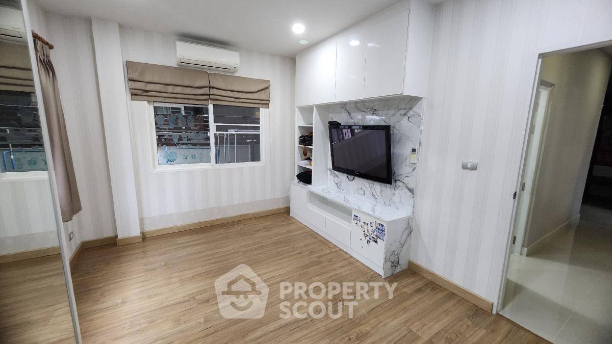 picture Pet-Friendly 4-BR House 250 Sqm For Sale Near MRT Phasi Charoen (ID 1541549) - 4/14