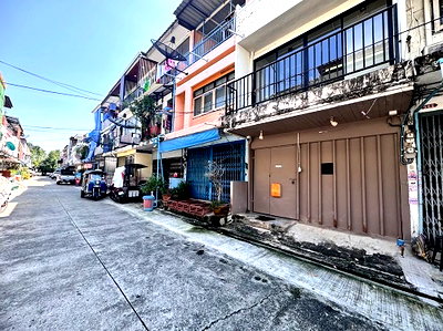 Shophouses for rent วิทยาลัยดุสิตธานี : For rent, 3-storey commercial building, newly renovated, Soi Sukhumvit 95, near BTS Bang Chak