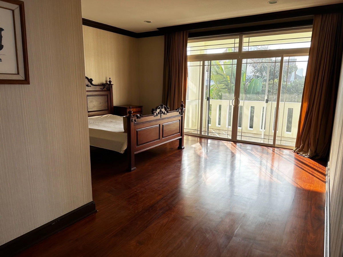 รูป ให้เช่าบ้านเดี่ยวหรูมากใจกลางเมืองซอยลาดพร้าว35 บนเนื้อที่  232 ตารางวา  บ้านพื้นหินอ่อนทั้งหลัง พื้นไม้ในห้องเป็นไม้สัก ทำเลสะดวกสบาย ว่างแล้วค่ะ - รูปที่ 14/47