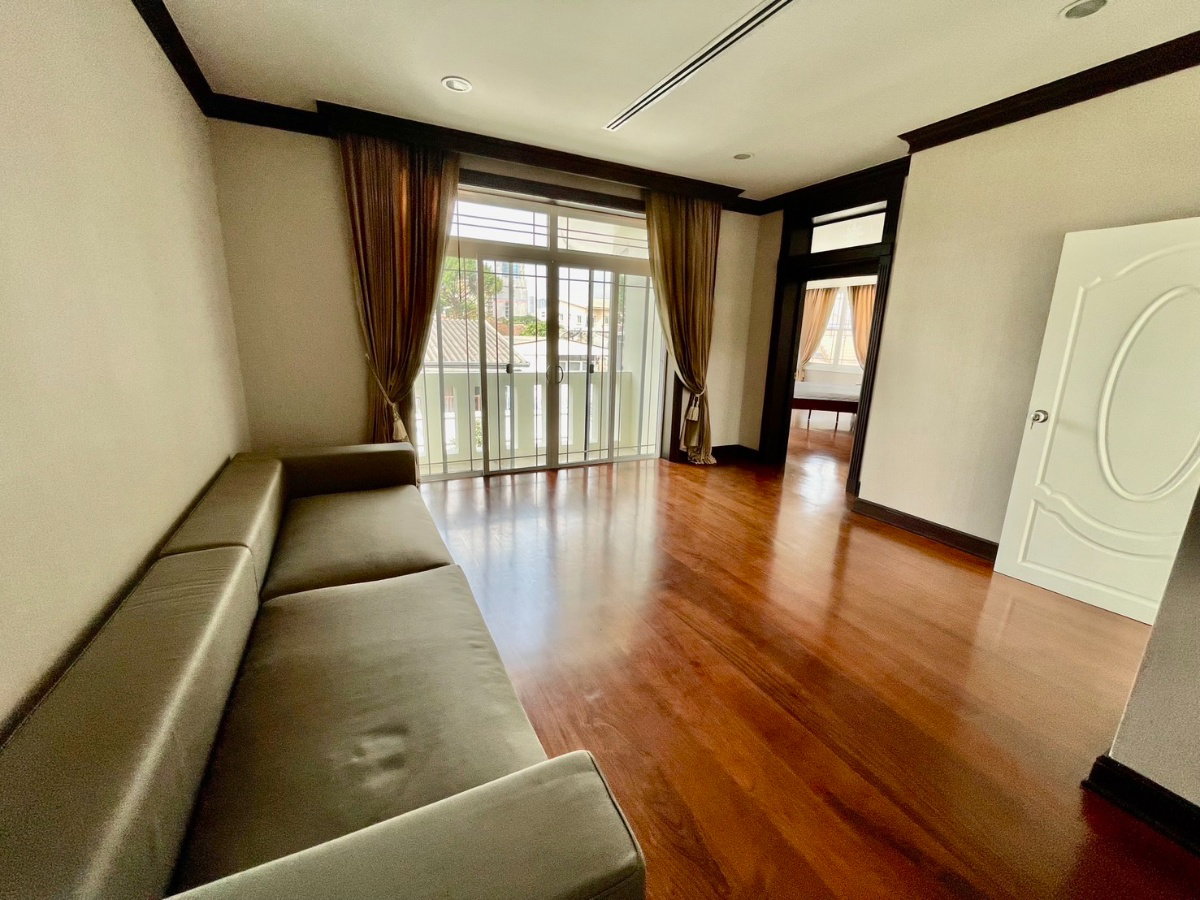 รูป ให้เช่าบ้านเดี่ยวหรูมากใจกลางเมืองซอยลาดพร้าว35 บนเนื้อที่  232 ตารางวา  บ้านพื้นหินอ่อนทั้งหลัง พื้นไม้ในห้องเป็นไม้สัก ทำเลสะดวกสบาย ว่างแล้วค่ะ - รูปที่ 16/47