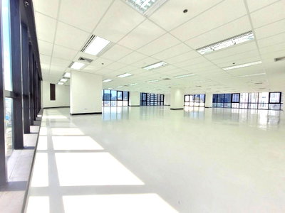Office for rent : Space for rent, Sethiwan Tower building, 18th floor BC, open area 372 sq m, minimum lease contract 3 years.