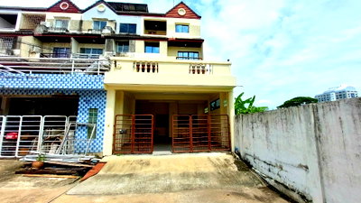 Townhouses for sale : Urgent sale, townhouse, Warathorn Ville, Soi Phatthanakan 44 ** 5 million baht ** Buy a house and have hundreds of thousands left (N.889)