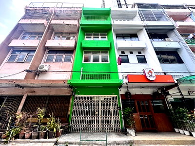 Shophouses for rent วิทยาลัยดุสิตธานี : Commercial building for rent, 4.5 floors, opposite Big C On Nut, on Sukhumvit Road 77 (N.1680)