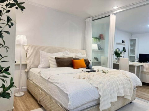 49 Suite – Spacious Condo in Prime Sukhumvit Location