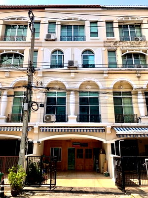 Home office for rent : For Rent: 4-Storey Townhome / Home Office in Ladprao-Ratchada Area