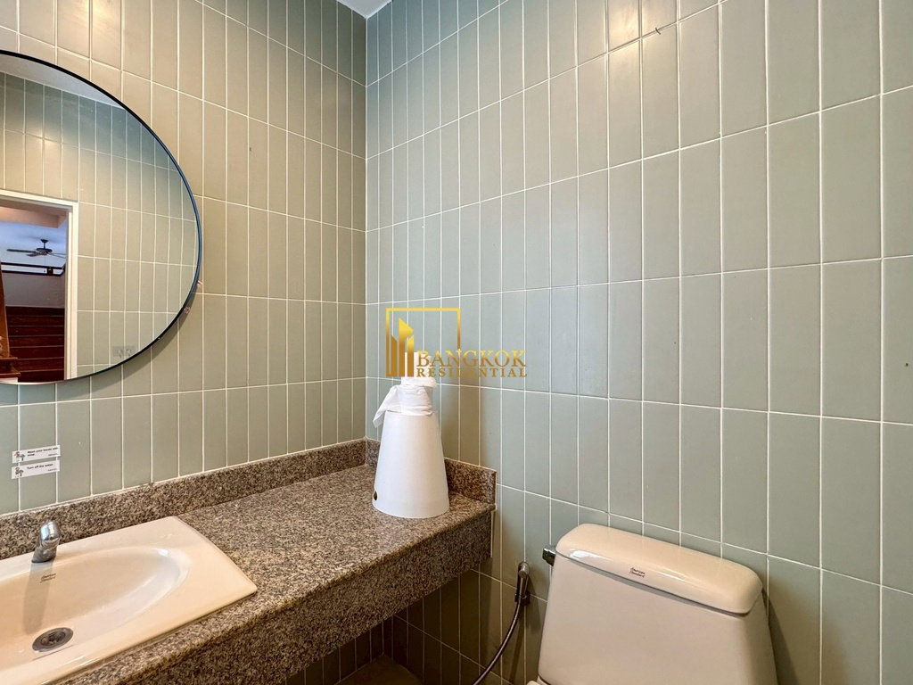 รูป Spacious 3 Bed Townhouse With Pool Access in Ekkamai Area - BR8731TH - รูปที่ 16/59