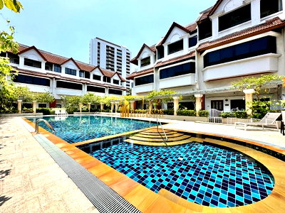 เช่าทาวน์โฮม วัน แบงค็อก   : Spacious 3 Bed Townhouse With Pool Access in Ekkamai Area - BR8731TH