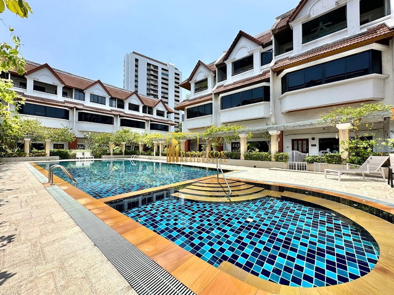 Townhouses for rent : Spacious 3 Bed Townhouse With Pool Access in Ekkamai Area - BR8731TH