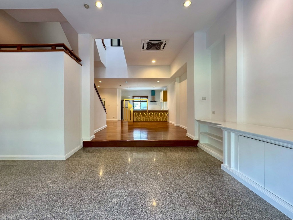 รูป Spacious 3 Bed Townhouse With Pool Access in Ekkamai Area - BR8731TH - รูปที่ 9/59