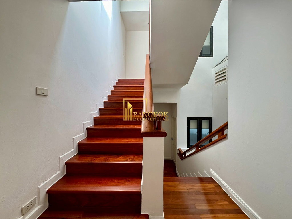 รูป Spacious 3 Bed Townhouse With Pool Access in Ekkamai Area - BR8731TH - รูปที่ 31/59
