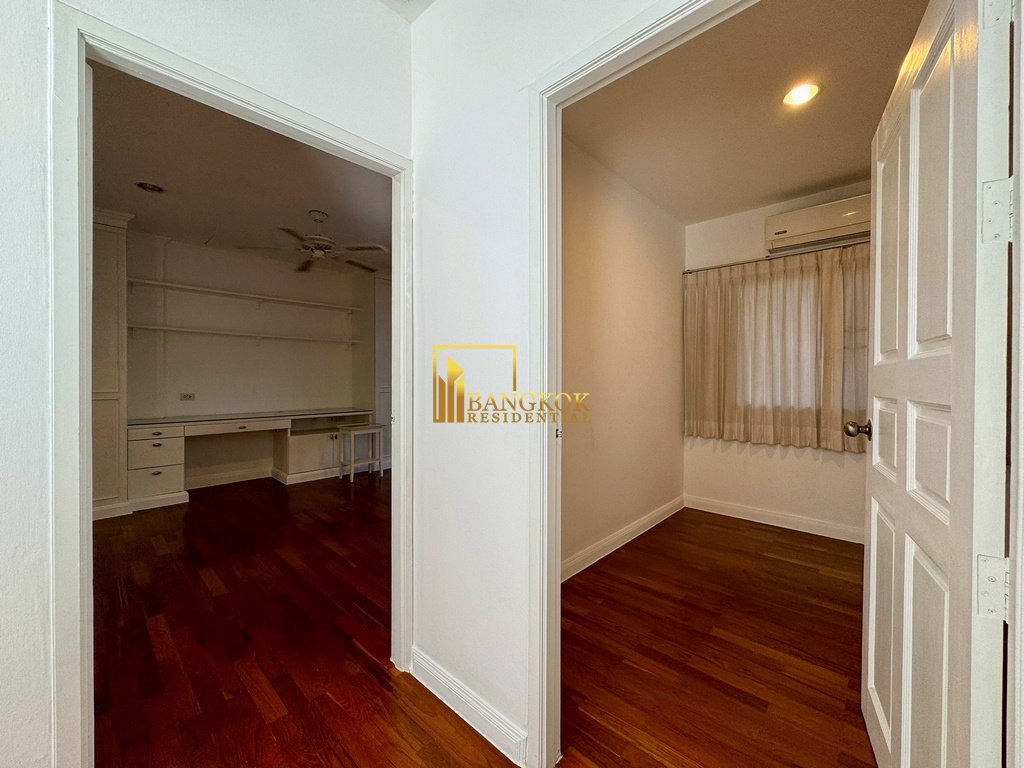 รูป Spacious 3 Bed Townhouse With Pool Access in Ekkamai Area - BR8731TH - รูปที่ 38/59