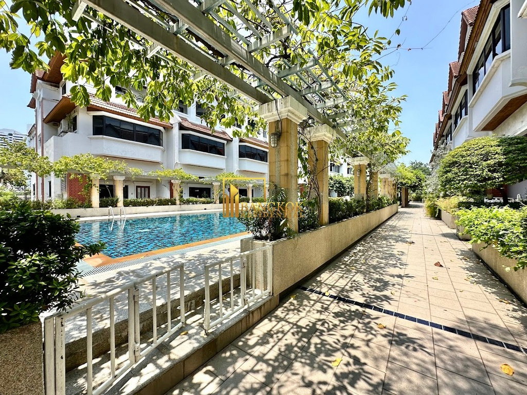 รูป Spacious 3 Bed Townhouse With Pool Access in Ekkamai Area - BR8731TH - รูปที่ 52/59