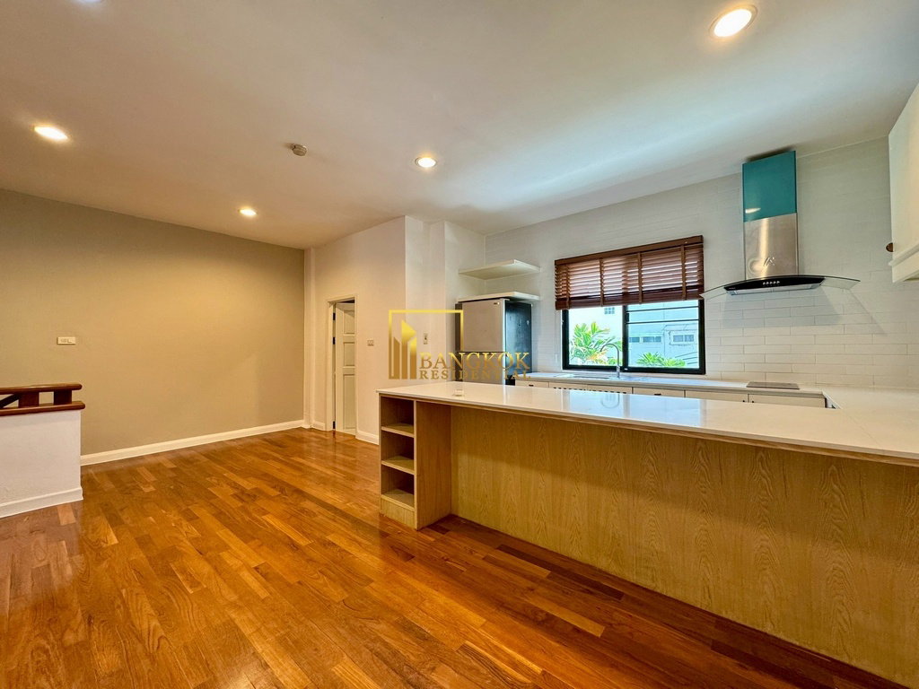รูป Spacious 3 Bed Townhouse With Pool Access in Ekkamai Area - BR8731TH - รูปที่ 13/59