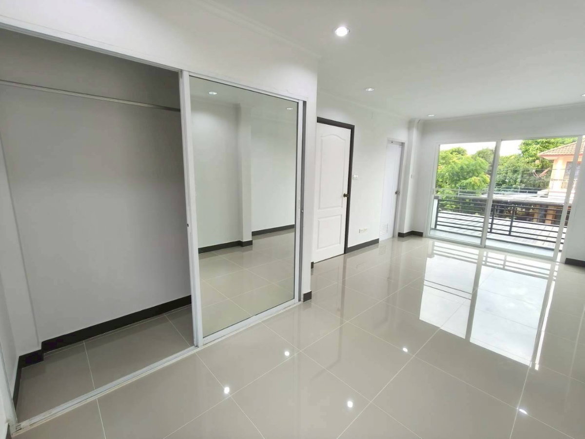 รูป S2926 ขายบ้านเดี่ยว เนเบอร์โฮม วัชรพล สุขาภิบาล 5 รีโนเวทใหม่ (หลังมุม ) - รูปที่ 7/11