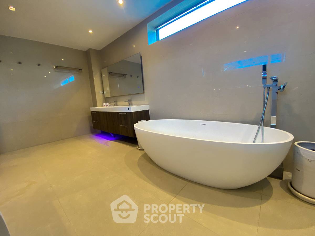 picture 5-Bedroom House For Sale In Phratamnak, Nong Prue, Near Chonburi (ID 2127405) - 5/42