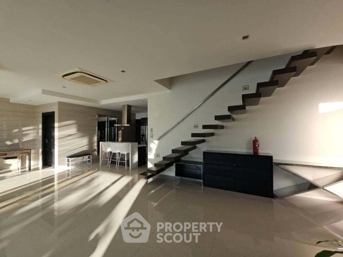 picture 5-Bedroom House For Sale In Phratamnak, Nong Prue, Near Chonburi (ID 2127405) - 19/42