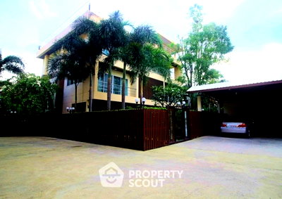 Houses for sale Bangna Commercial College : 6-BR House Pet-Friendly At Bang Chak, Near BTS Punnawithi (ID 2243249)