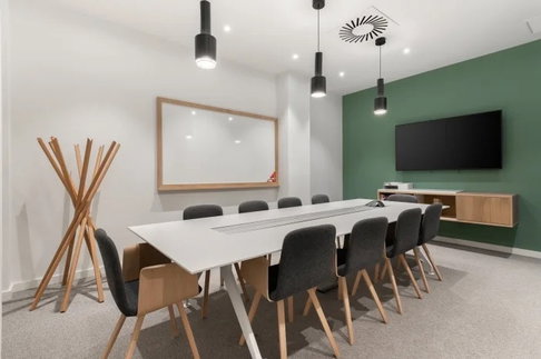 Serviced office for rent in the city center, located in the Ratchathewi area. Fully equipped with office furniture professional working environment.