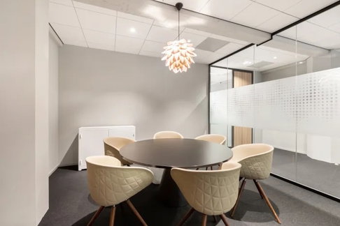 Serviced office for rent in the city center, located in the Ratchathewi area. Fully equipped with office furniture professional working environment.