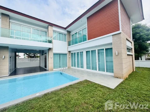 Newly Renovated 5-Bed Villa Steps from the Beach 5612898