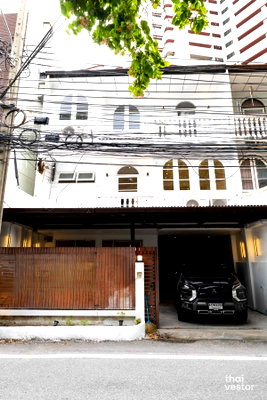 Townhouses for rent J Avenue Thonglor : LTH12956 – Townhouse Home Office for Rent at Sukhumvit 49/1 Size approx. 240 sqm. Land 30 sq.w. 7 rooms 4 baths Near BTS Phrom Phong ONLY 145K/month