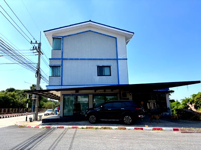 Shophouses for sale Kasetsart University Si Racha Campus : UK07-014 🏡 For sale: 3-story commercial building, prime location in the heart of the city, suitable for investment‼️