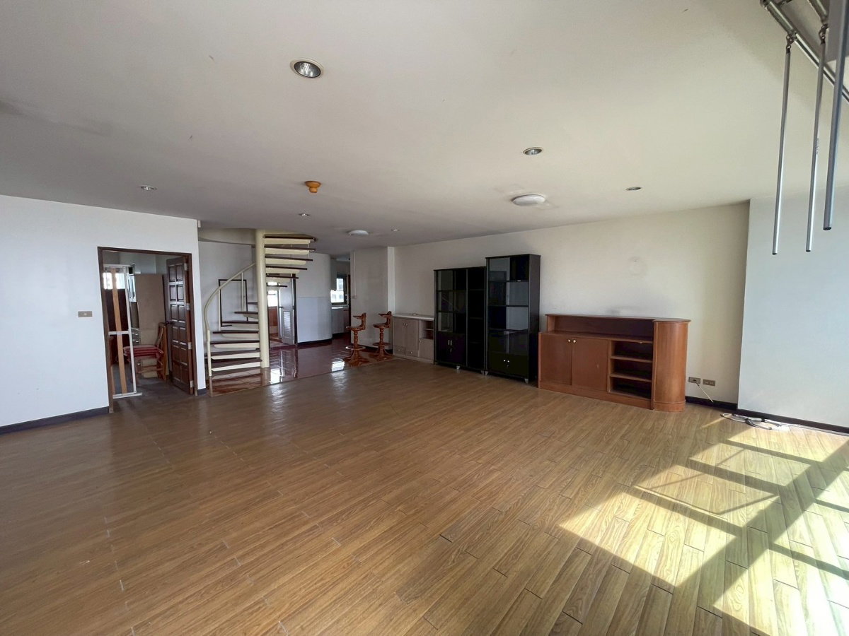 ขายคอนโดหายาก! Duplex 2 ชั้น 237 ตร.ม. วิวทะเลเต็มๆ Eastern Tower ศรีราชา เลี้ยงสัตว์ได้ ราคาดีสุดๆ