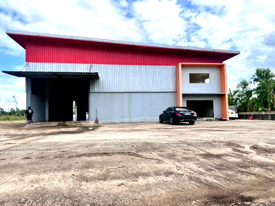 Land for sale Bang Kruai - Sai Noi Road : Land with factory warehouse for sale in Sai Noi District, Nonthaburi. Total area: 6 rai (2 title deeds).