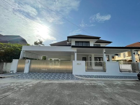 UK06-061 🏡 บ้านเดี่ยว 2 ชั้นครึ่ง ให้เช่า – ใกล้ทะเลบางแสน 💰 ราคาเช่า: 32,000 บาท/เดือน