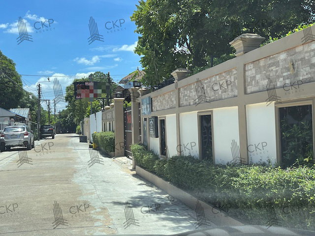 รูป บ้านพร้อมที่ดิน 192 ตรว. ขนาดกว้างขวาง ซอยสวนผัก ใกล้เซนทรัลเวสวิลล์ ถนนราชพฤกษ์ เดินทางสะดวกเข้าออกได้หลายทาง - รูปที่ 4/11