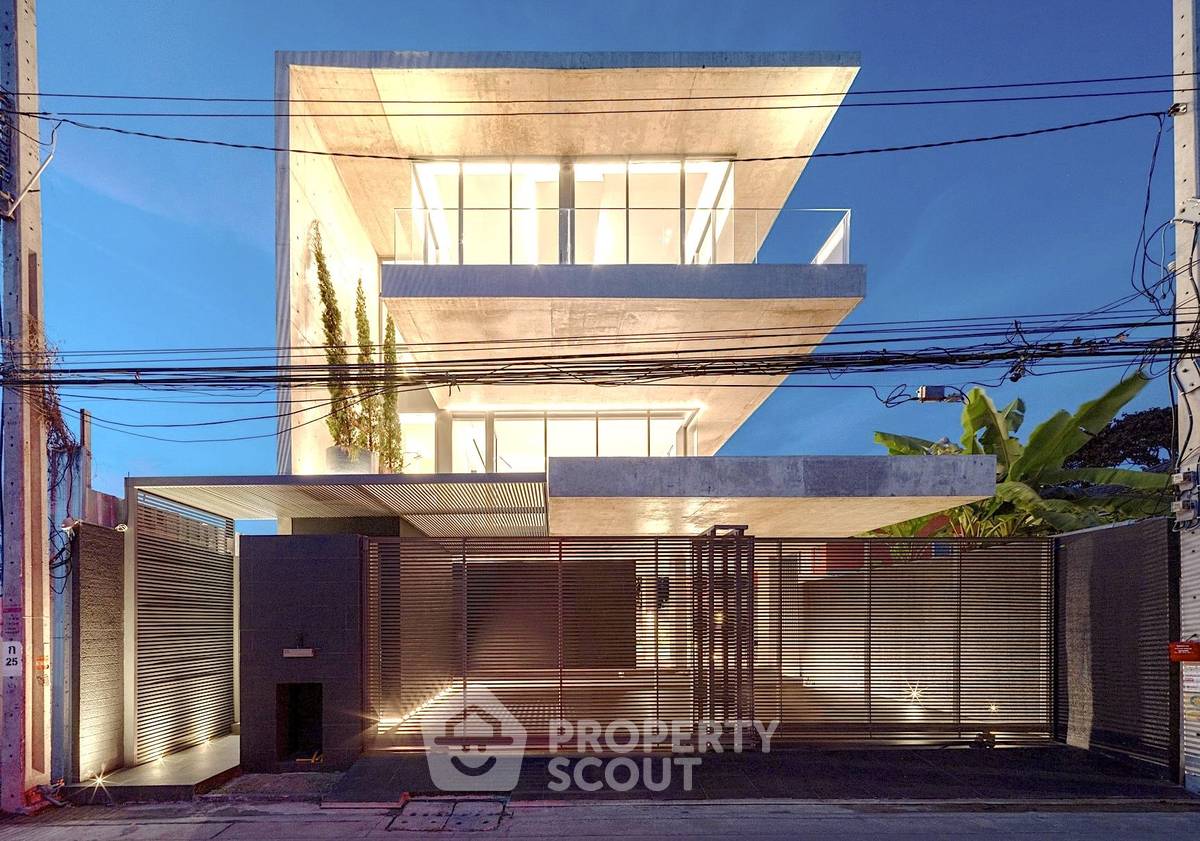 picture 4-BR House For Sale Sukhumvit, Khlong Tan Nuea Near ARL Ramkhamhaeng (ID 2094573) - 1/19
