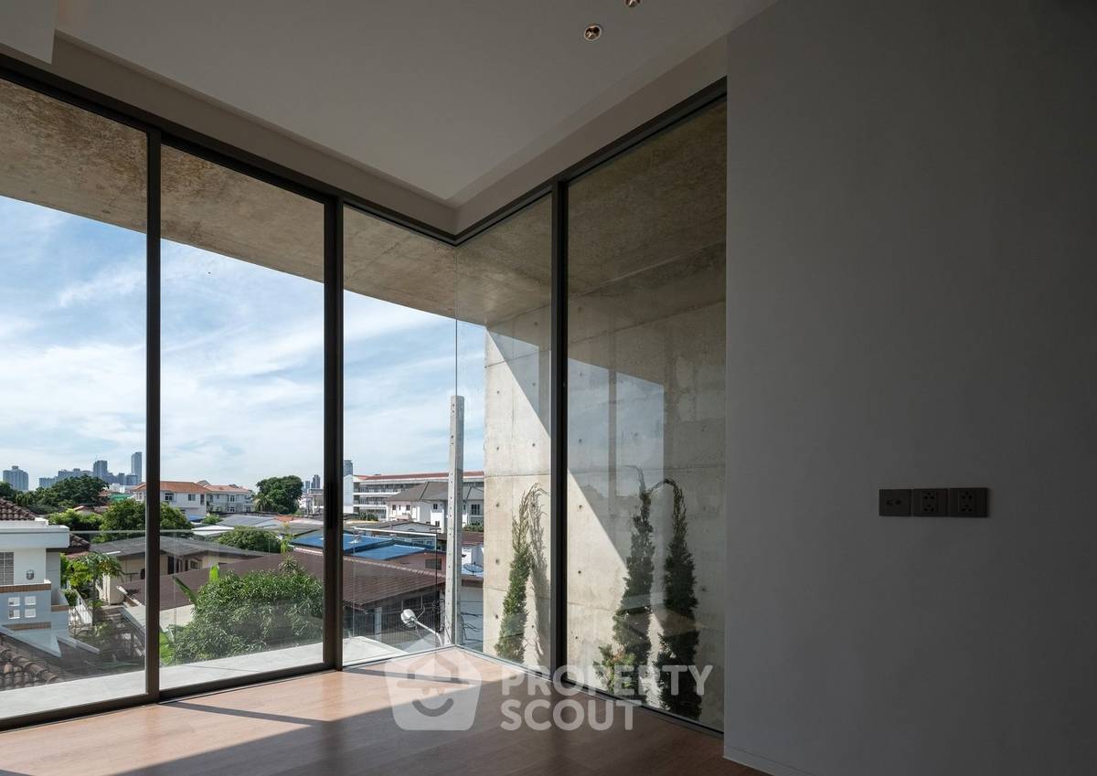 picture 4-BR House For Sale Sukhumvit, Khlong Tan Nuea Near ARL Ramkhamhaeng (ID 2094573) - 13/19