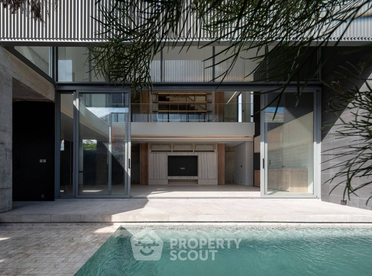 picture 4-BR House For Sale Sukhumvit, Khlong Tan Nuea Near ARL Ramkhamhaeng (ID 2094573) - 2/19