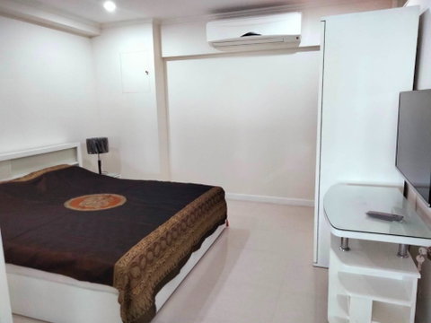 P-39229 Stunning City View Phloen Chit Condominium 2-Bed Condo near Ploenchit BTS! 30,000 THB | Line Id @easythaihome | +66(0)85-592-2897