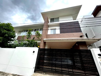 เช่าบ้านเดี่ยว ถนนรัชดาภิเษก : บ้านให้เช่า บ้านเดี่ยว 3 ชั้น  ย่านรัชดานิเวศน์ 16 พร้อมเข้าอยู่สนใจติดต่อ Line @goodmanpro หรือ โทร 0999029192